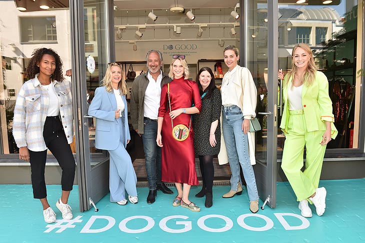 Amina Ndao, Caroline Henseler, Caroline Kent (WfWI), Kim Hnizdo, Sanjiv Singh, Julia Meise, Katharina Kleinfeldt Eröffnung der Do Good Pop Up Boutique zugunsten Women for Women International @ Ingolstadt Village am 20.04.2022 Foto: BrauerPhotos / G.Nitschke für Ingolstadt Village
